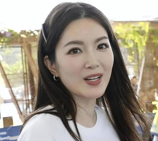 香港著名女明星正式离婚！身边已有人追求，前夫不想离婚又不要娃
