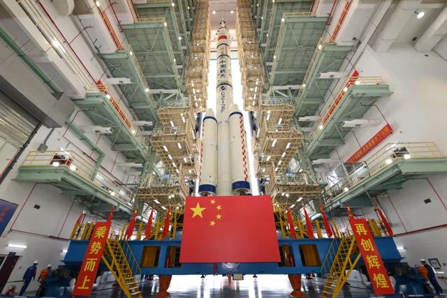 连超2人，中国在轨时间最长航天员陈冬将达400天，神二十一将发射