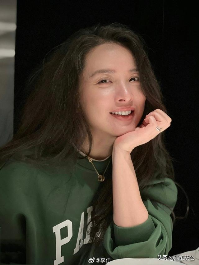 她26岁成双料影后，二婚嫁靳东高龄生下两子，今48岁美得自信从容