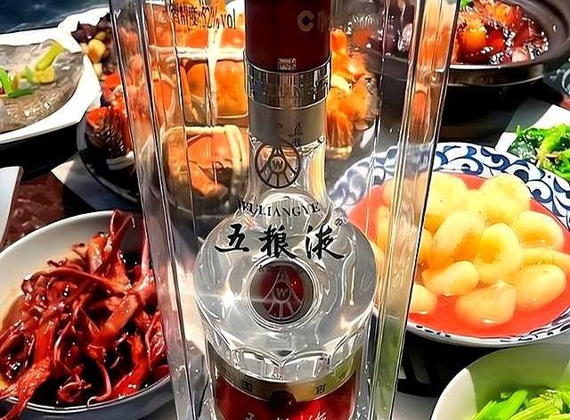 太丢人了，北京一大爷参加酒席	，随礼200，竟连喝带拿6瓶五粮液