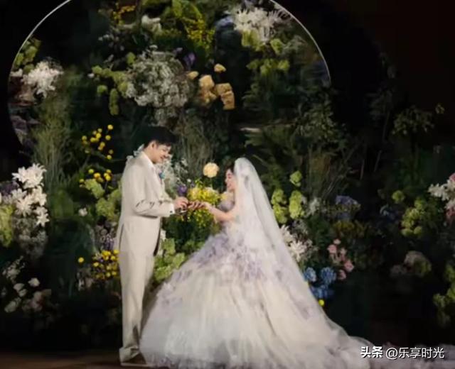 金龟子王宁女儿北京办婚礼，亲家母露面，180高个穿着旗袍好贵气