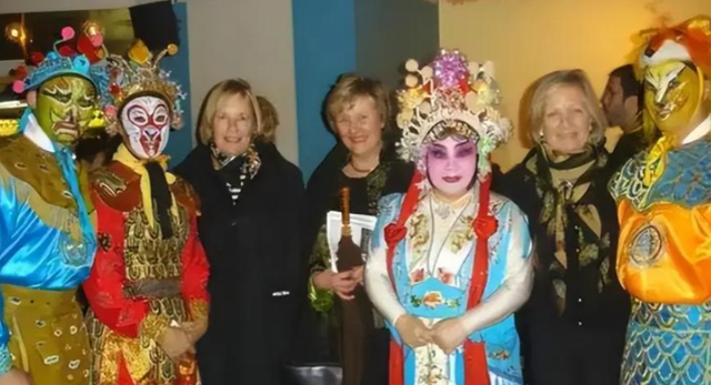 吃里扒外、永不回国？带30名演员留美不归，如今年过花甲归来