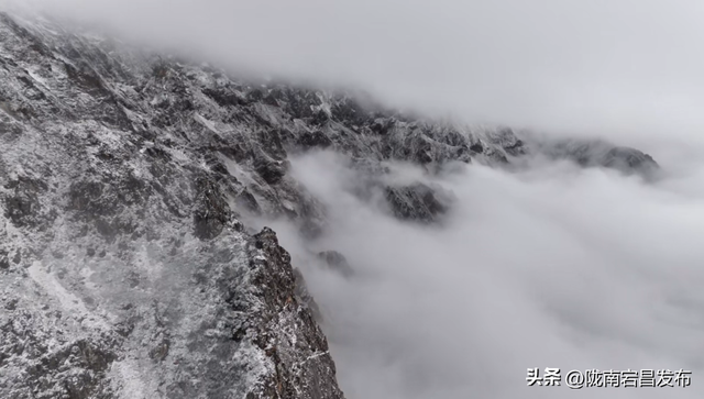 雷古山初雪：云端之上的冰雪絮语
