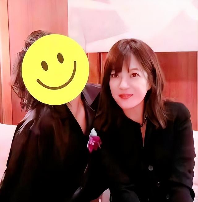 拔出萝卜带出泥！49岁赵薇近况被曝，原来圈内封杀只是冰山一角