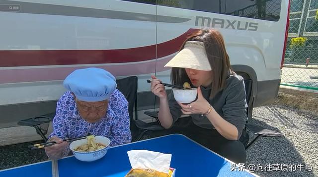 云南女孩四岁被奶奶赶出家门 外婆养大她 如今带88岁外婆北京看升旗