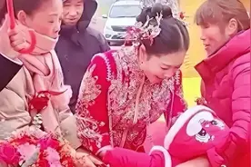 江苏女子未婚生子，结婚当天公婆用盆接孙子，网友：遇到好人家了图片