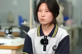 姜萍数学出奇，一要感谢兴趣，二要感谢老师，三要感谢马云达摩院图片