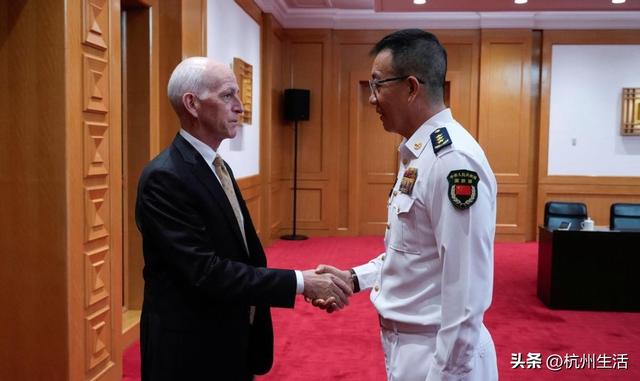 美议员访华赶上好时候，见证福建舰历史一幕，中方一席话语重心长
