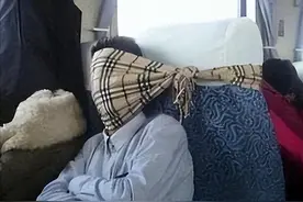 火车上的睡姿千万种，哥你这怎么睡的着的，赶紧醒醒吧图片