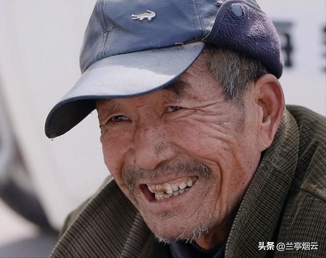 出嫁时继父给我3000陪嫁，1年后去取钱，输入密码后我愣住了