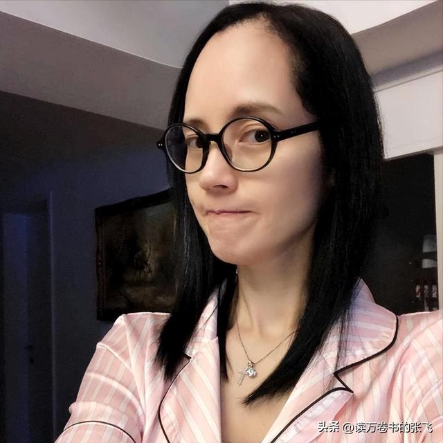 她认干爹，拍风月片，被导演霸王硬上弓，靠山去世后沦为服务员