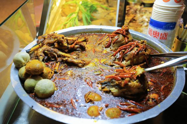 兰州正宁路小吃夜市，一条街，百种味，感受舌尖上的西北风情