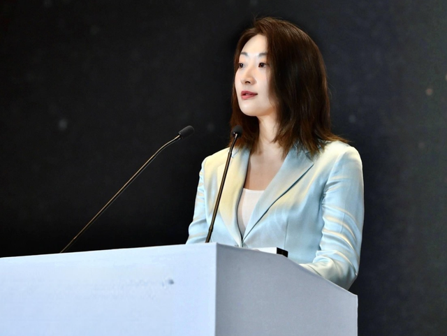 宗馥莉首度回应娃哈哈风波，三句话表明立场，难怪杜建英斗不过她