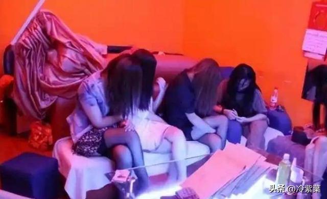 499隔衣服摸胸！私人影院暗藏涉黄：299元起步撕丝袜，还有更过火