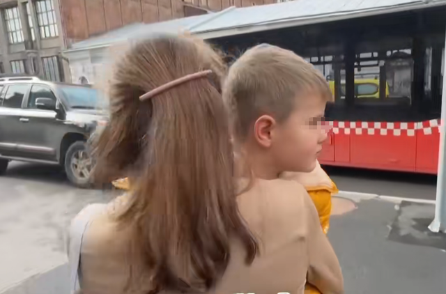 乌幼儿园遭无人机轰炸！48名幼童被困，男子救出粉鞋女孩照片疯传