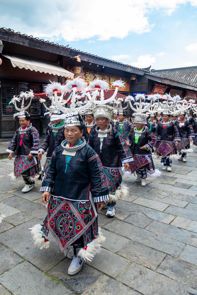 云上丹寨寻非遗：一场与蜡染、古纸和斗鸡的美食之旅