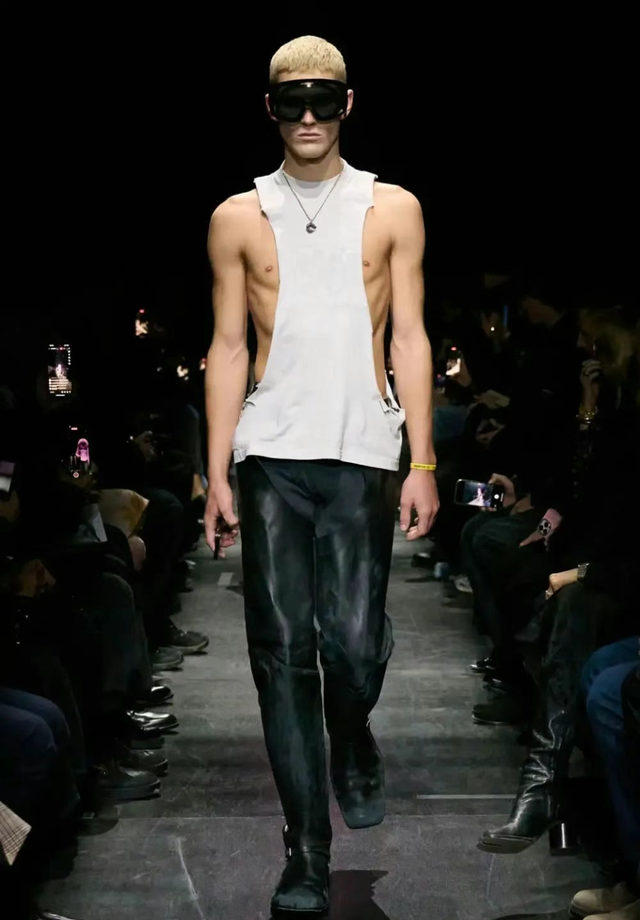 “露乳装”、“开裆裤”、“内裤裙”，时尚圈的设计有多辣眼？