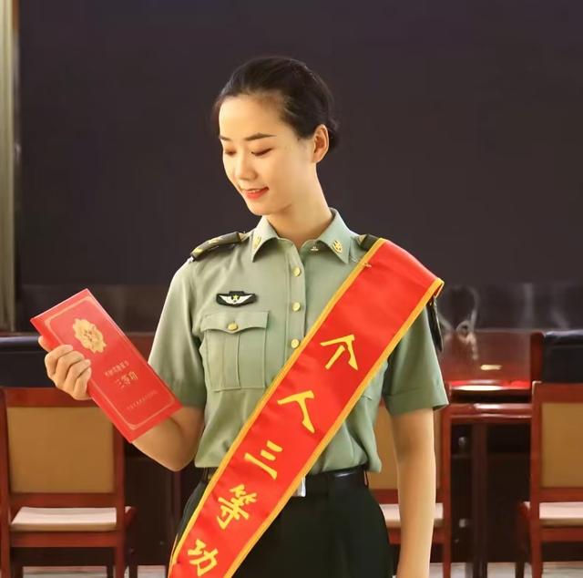 太牛了！女民兵李思颖阅兵回家仅半天,母亲就宣布其新身份，恭喜