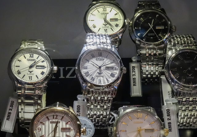 历史开了个玩笑，先倒下的不一定是乌克兰，而是百年中立的瑞士？