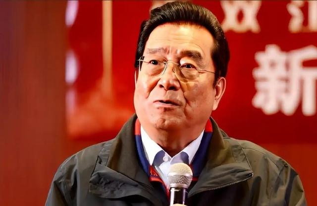 一月5万还不够花？86岁李双江仍在县城接商演，一旁轮椅惹人心疼