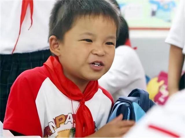 被姚明抱着上奥运的抗震小英雄，曾发誓考上清华，16年后成了这样