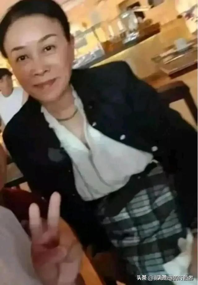 57岁那英在伦敦就餐被拍，全素颜出街，网友直呼这才是真实的老太