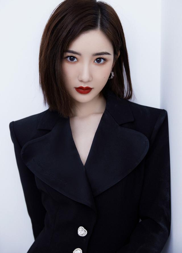 与陈晓闪婚领证传闻真相大白1个多月，毛晓彤近况曝出，并不意外