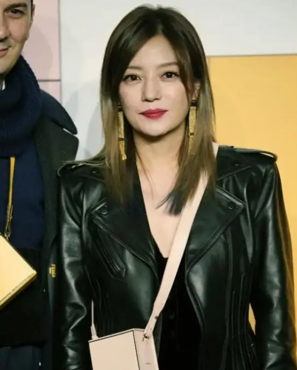 三重身份全崩盘	，赵薇看似走投无路，没想到她还有另一条后路