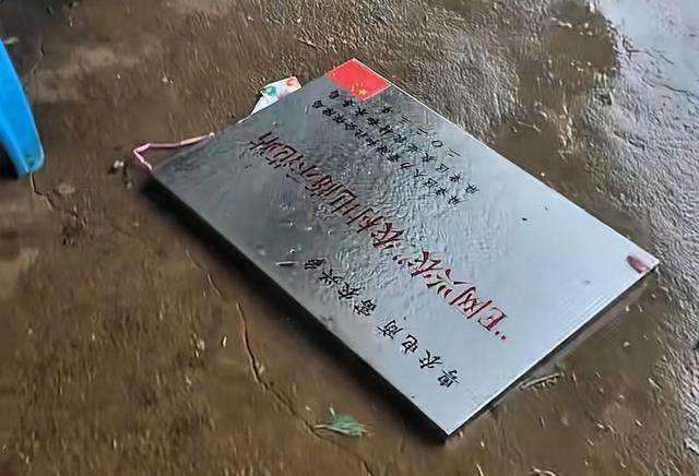 全红婵家的店铺牌匾被台风击碎，全爸一路小跑到店中躲避台风