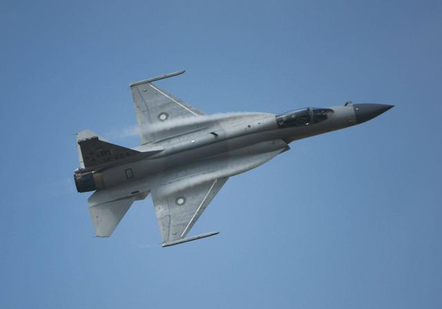 猜了6年终实锤，照片流出，阿塞拜疆的“枭龙”已到货，感谢印度