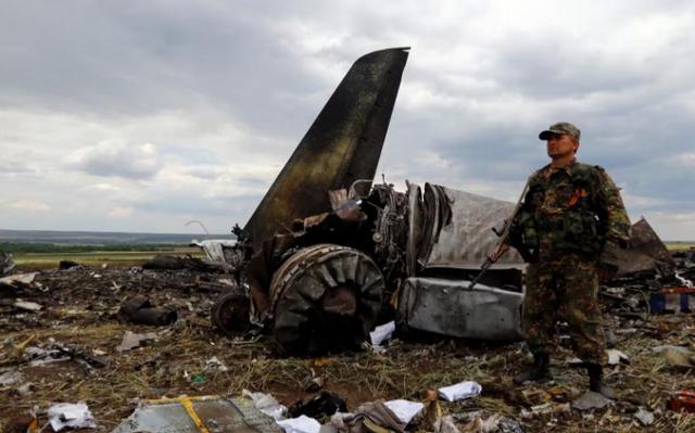 中国防空系统封神！FK-2000一发精准击落，数千万资产秒变废铁