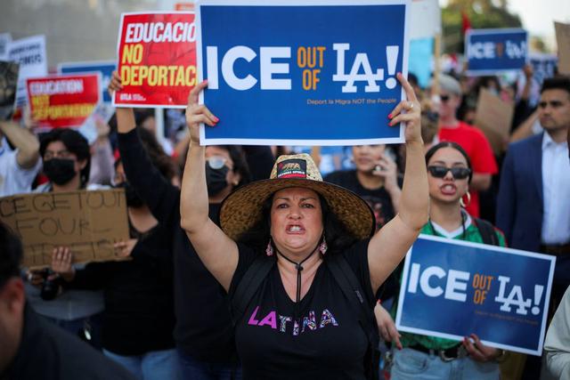 美国执法局特工撞车拖拽女子，拘禁数小时未起诉，执法程序遭质疑