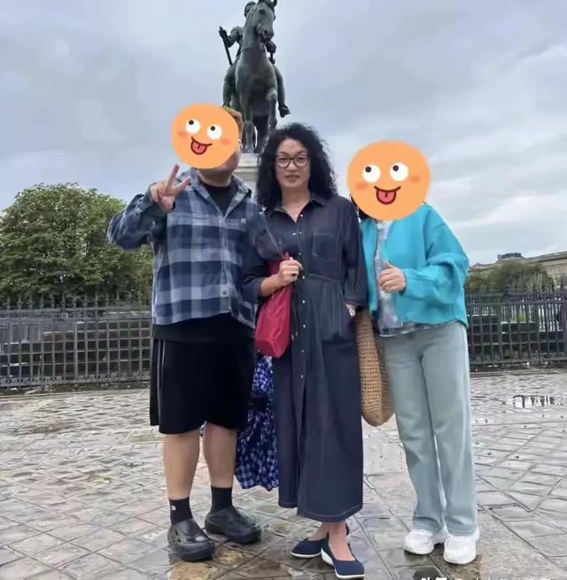 金星在法国街头被偶遇，58岁开始发福馒化，看上去越来越像男的了