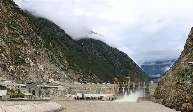 雅鲁藏布江水电站开工：中国建全球最大工程，印巴两国反应不一样