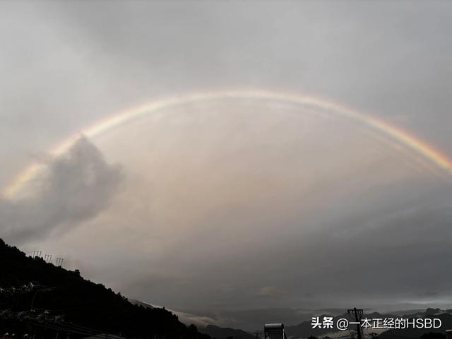 暴雨过后云雾之上，彩虹晚霞遥相辉映