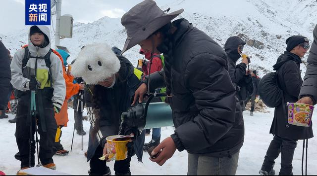 西藏定日县受降雪影响游客全部取得联系 已有350名安全抵达接应点