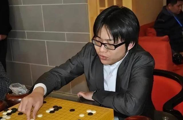 聂卫平葬礼，长子捧遗像，两前任妻子未现身	，现任兰莉娅主持现场