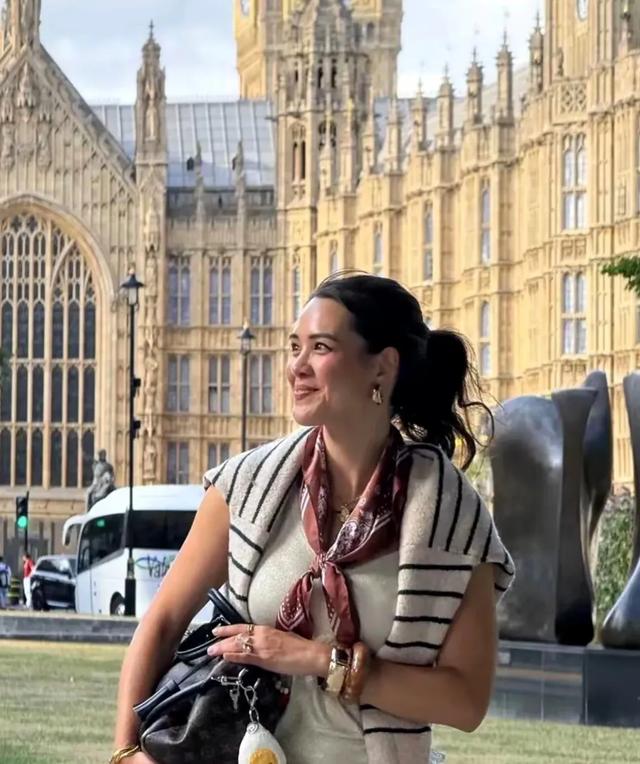 钟丽缇大女儿张敏钧伦敦游，身姿丰腴似母，美照吸睛倾国倾城啊！