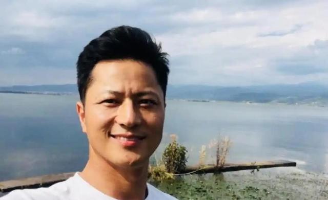 演了83部戏都没红，颜值不输靳东演技不输张译，如今47岁还在拍戏