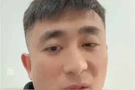 侯耀文弟子郭晓小直播说：何云伟拜郭德纲我去了，侯耀华没收小伟图片