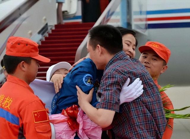 原来刘洋的舅舅是他，名气大屡次被媒体报道	，难怪她能成为航天员