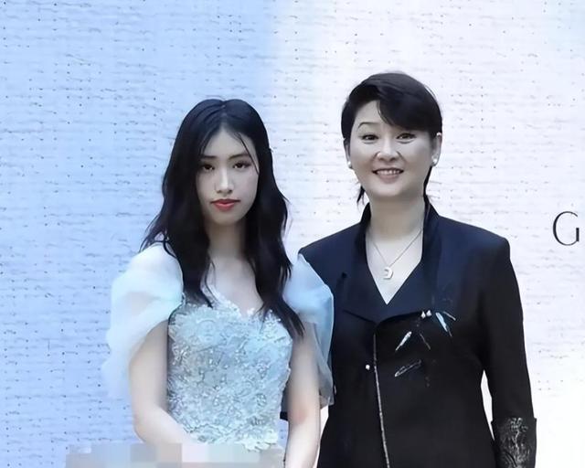 徐帆回应离婚5个月，冯小刚近况曝光	，他的“小心思”再藏不住了