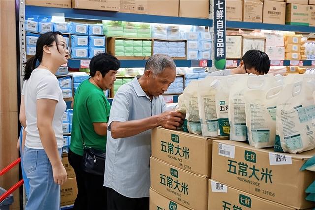 京东折扣超市8月30日在江苏宿迁四店齐开，现场火爆，开业即限流