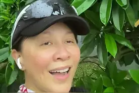 刘嘉玲户外跑步遇大雨，全素颜出镜无偶像包袱，网友直呼不敢认图片