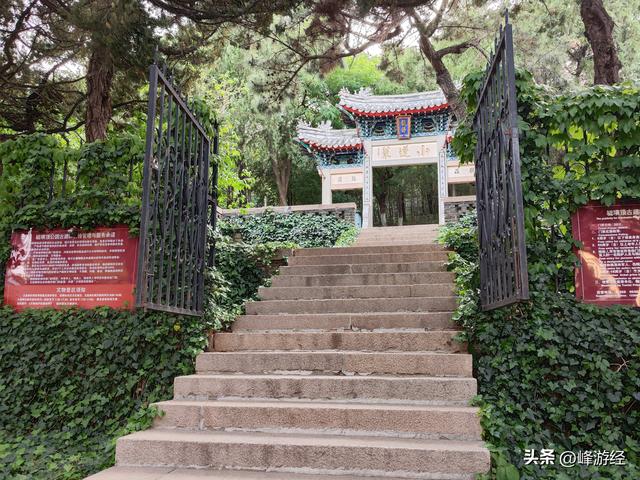 落日余晖下的毓璜顶一片金黄，毓璜和玉皇傻傻分不清