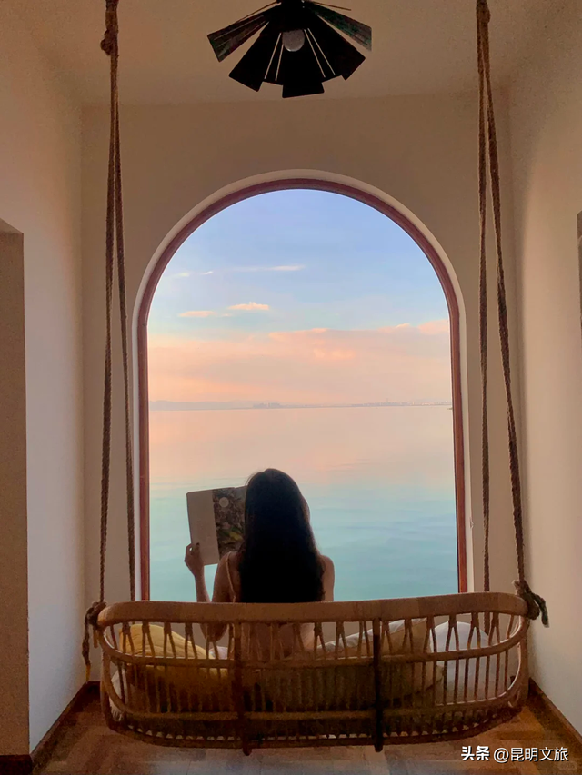 在窗边收藏一整片滇池！海晏村绝美咖啡馆推荐，快码住→