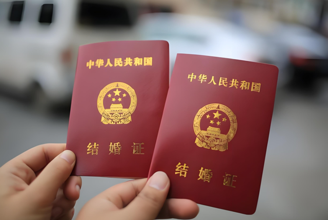 9个媒人说媒，赶鸭子上架般领证结婚