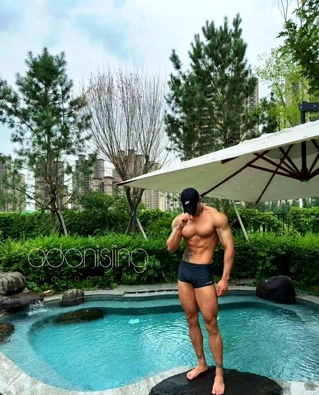 身高187的健身肌肉男网红，野外写真秀身材颜值	，简直绝绝子