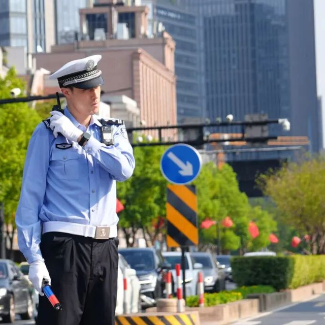 杭州1米99“大长腿”交警火了！本人回应：不要关注我，这群人更了不起