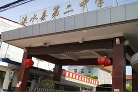 12岁初中生体育课上被老师要求做200多个下蹲后尿血住院，家长称学校不愿承担费用图片